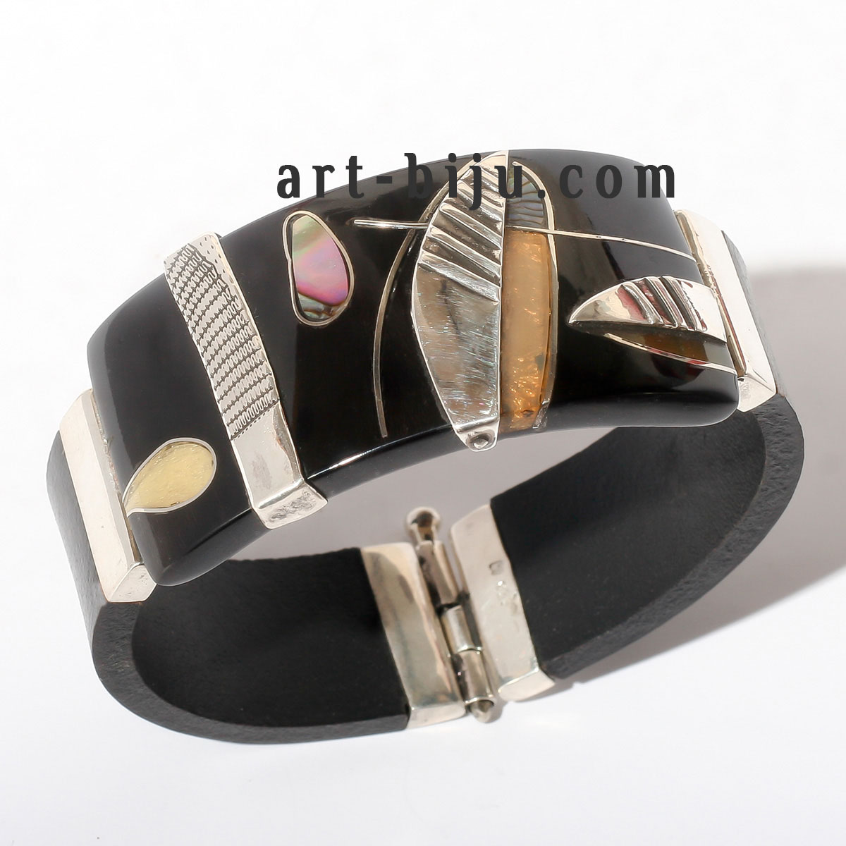 Bracelet en argent avec ambre, corne, nacre et cuir véritable.