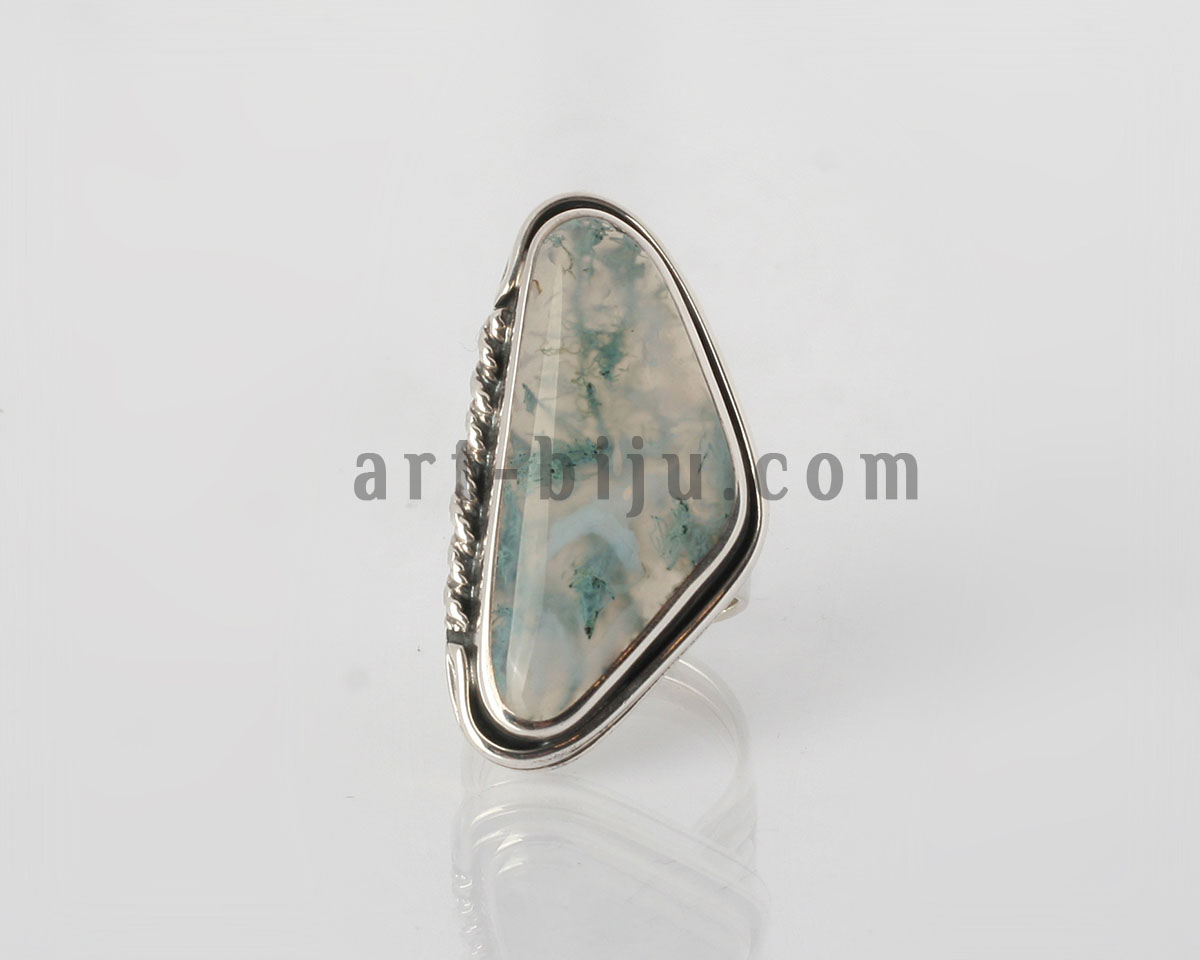 Bague en argent avec grande agate mousse naturelle.