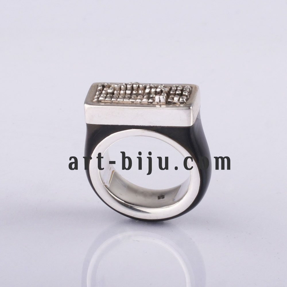 Bague en argent de créateur avec corne.