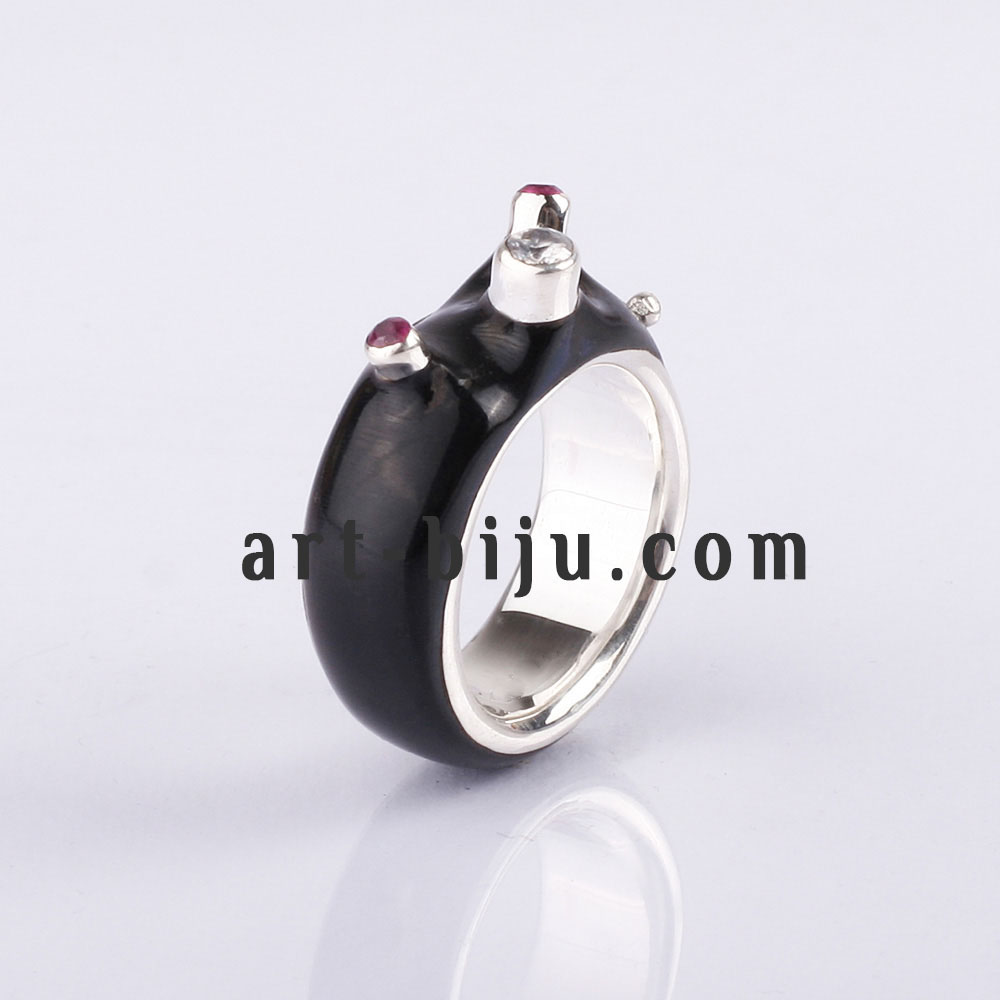 Bague femme en argent avec corindon rouge.