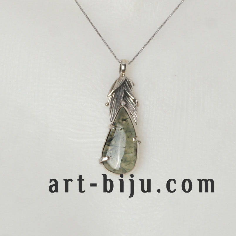 Collier en argent avec grosse prenite naturelle.