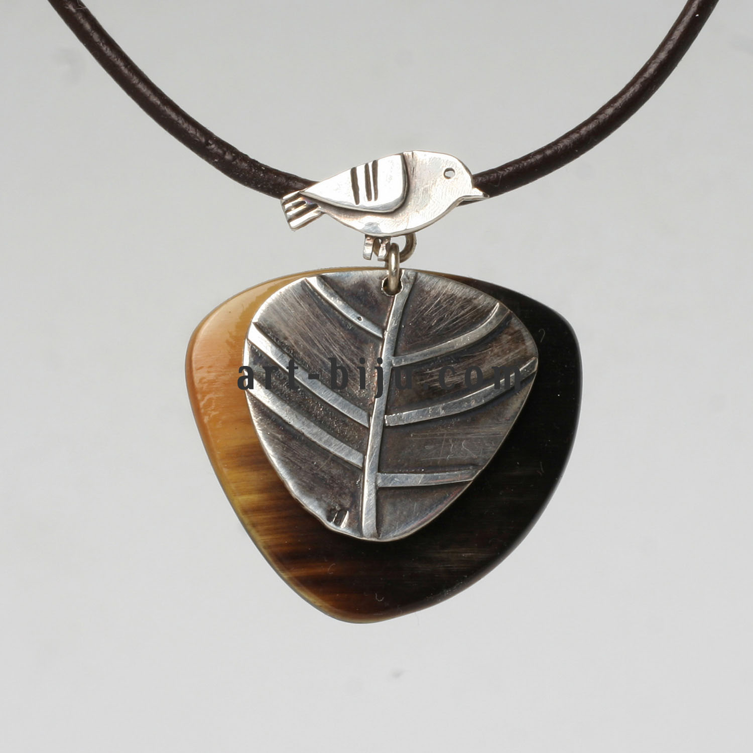 Collier en argent avec poulet sur un arbre