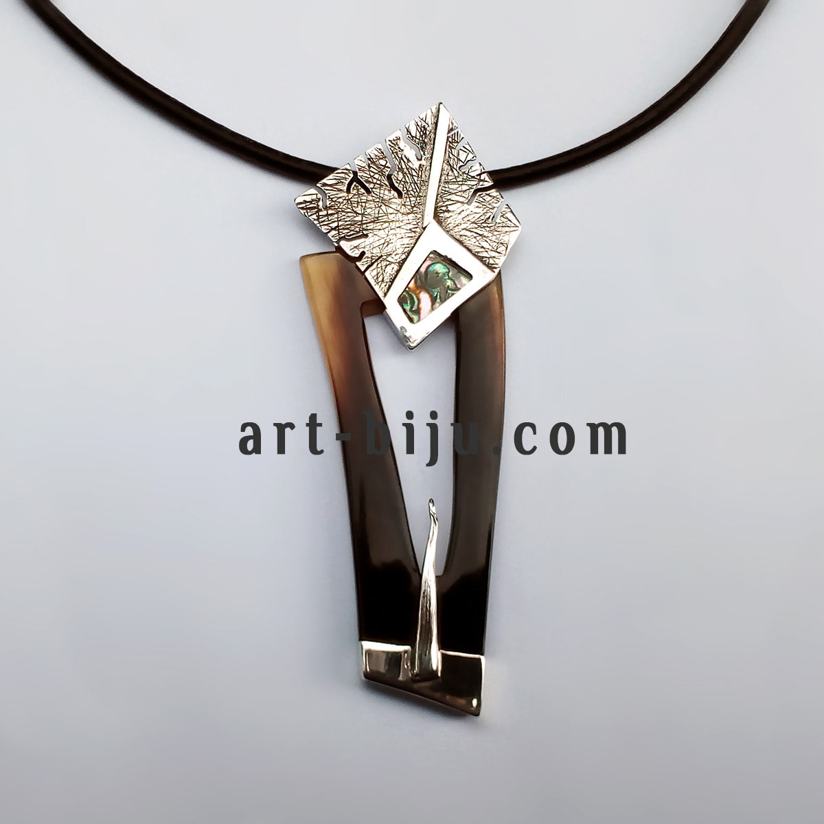 Pendentif de créateur corne argent mère de perle.