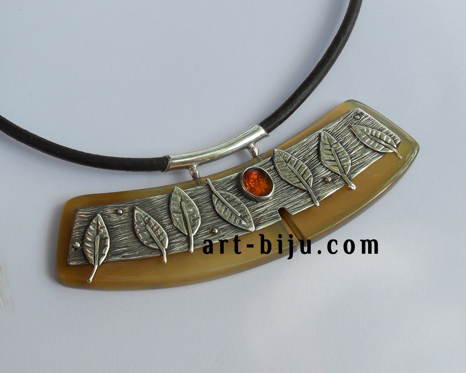 Collier en argent avec ambre naturelle et or.