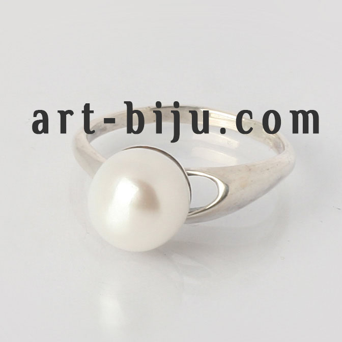 Bague en argent avec perle blanche.