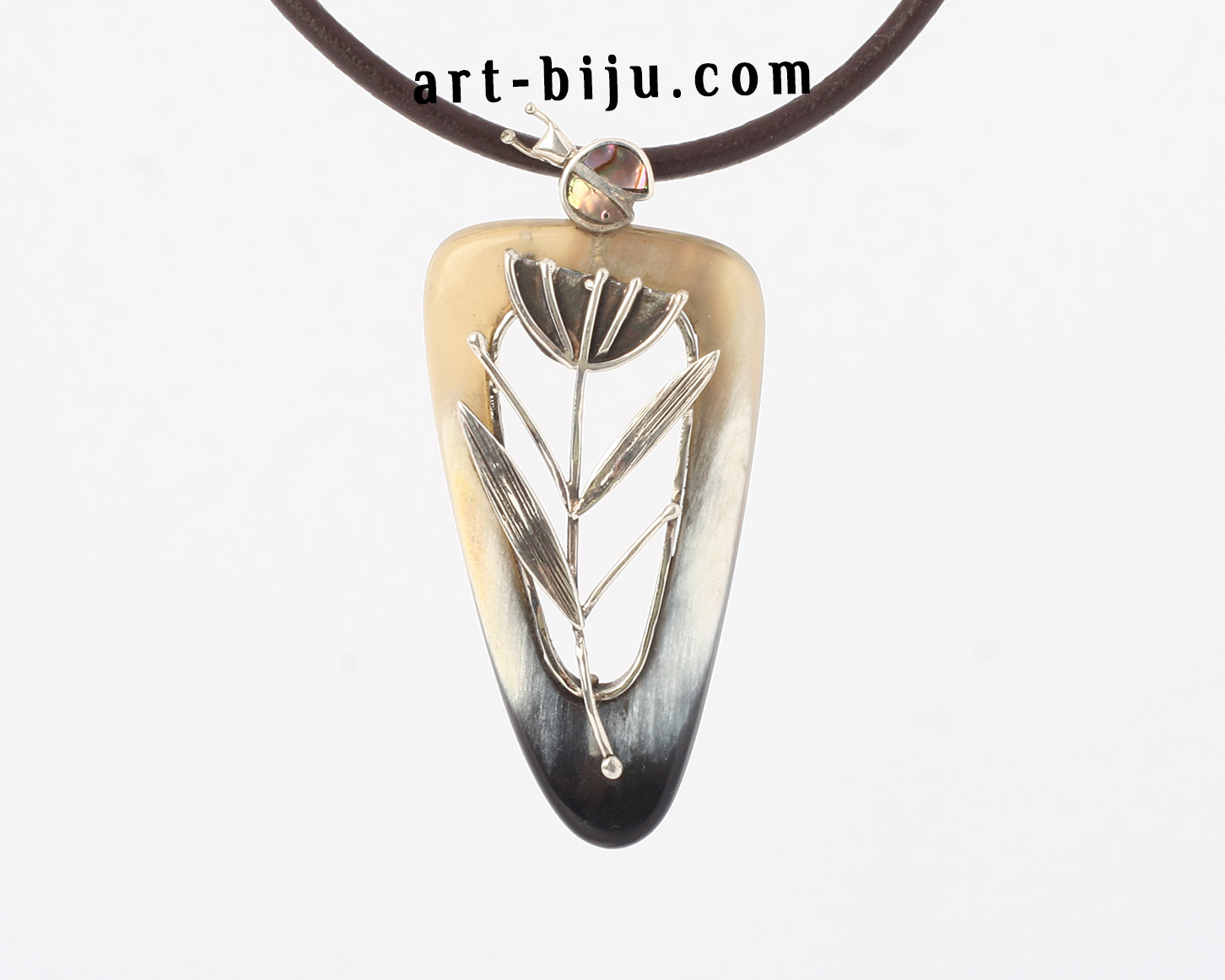 Collier original en argent avec mère de perle et corne.