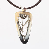 Сребърен авторски медальон със седеф и рог