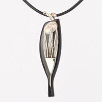 Сребърен медальон с форма цвете и малка калинка