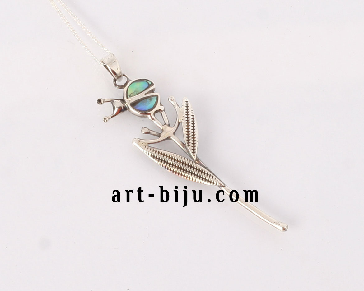 Медальон с естествен седеф  и сребърна верижка