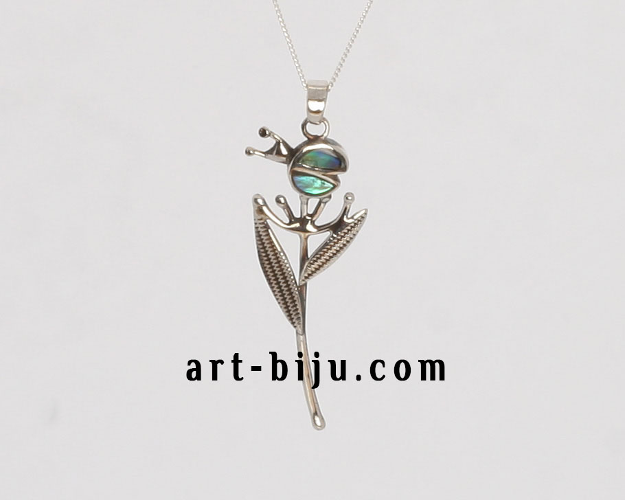 Медальон от сребро с калинка върху цвете.