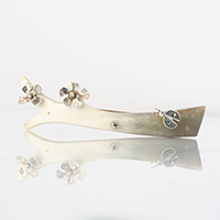 Сребърна шнола с калинка от светъл  рог и седеф