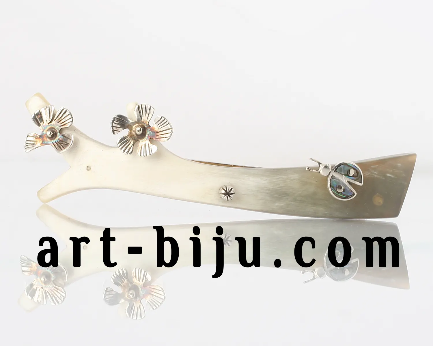 Сребърна шнола с калинка от светъл  рог и седеф