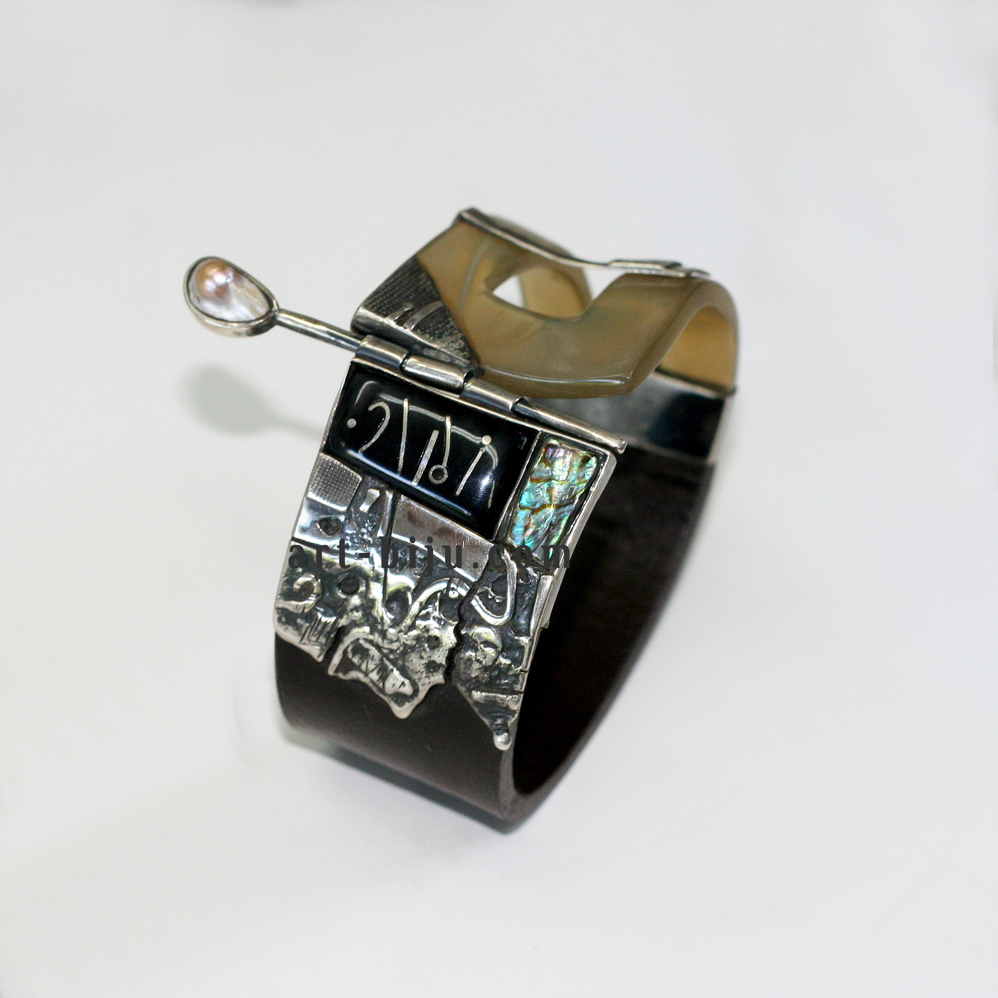 Bracelet en argent, corne, nacre et perle.