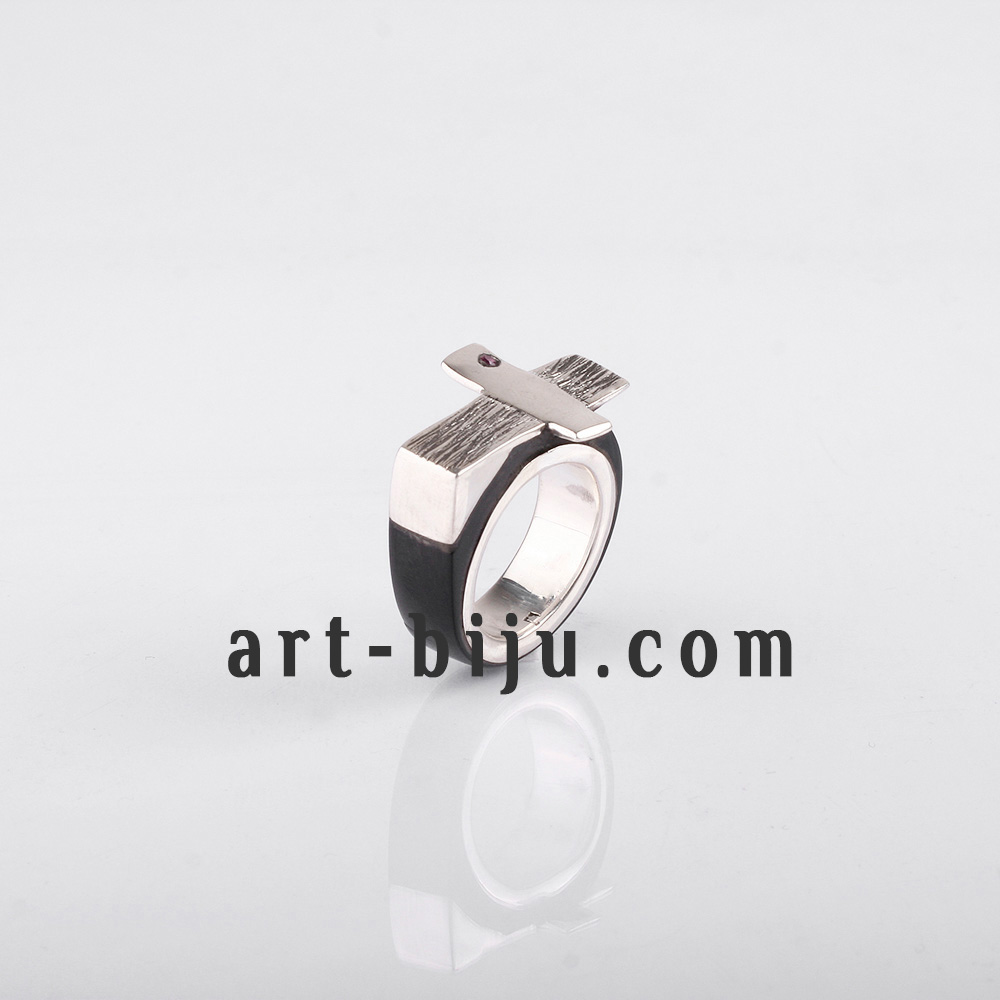 Bague croix en argent avec corindon rouge facetté.