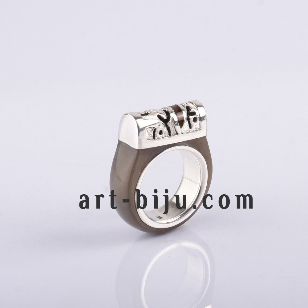 Bague en argent avec ambre naturel.