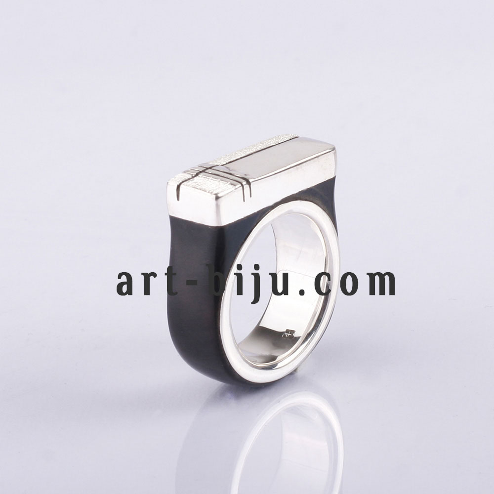 Bague d'auteur pour homme en argent.
