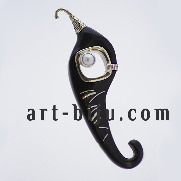 Broche de créateur en argent avec perle blanche